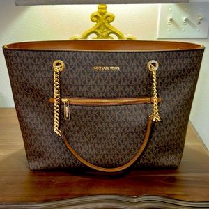 NWT! Michael Kors Jet Set Handbag Purse